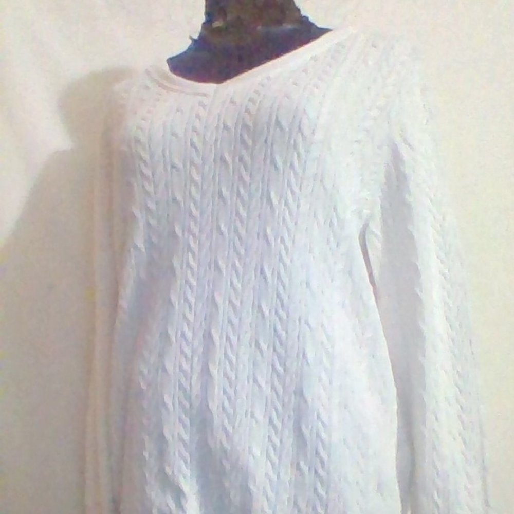 WHITE SWEATER